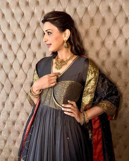 Sonali Bendre flaunts her look in black Anarkali Set of Dress on social media