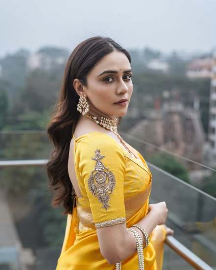 Amruta Khanvilkar shares photos in yellow Banarsi Saree on instagram