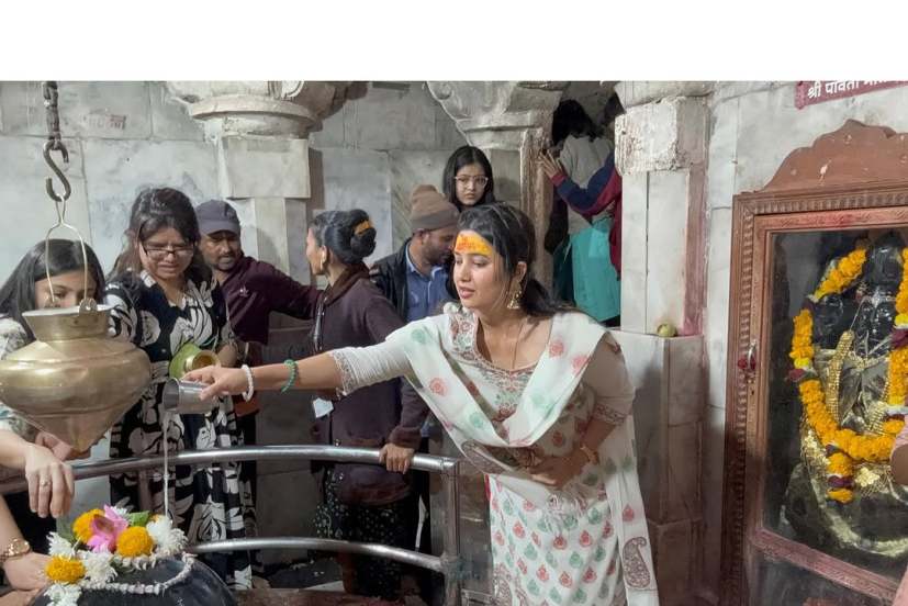 Marathi Actress Prajakta Mali visits jyotirling temples in Gujrat shares pictures on social media 