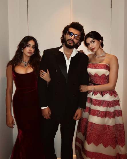 Khushi Kapoor Shares Pictures on the eve of Christmas on social media with Khushi Kapoor and Arjun Kapoor