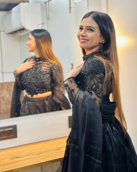 Marathi Singer Sonali Sonawane shares pictures in black lehenga on social media