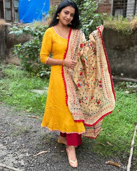 Marathi Actress Jui Gadkari Shares outfit styled by her mother shares pictures on social media