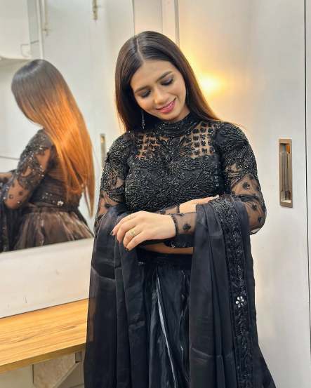 Marathi Singer Sonali Sonawane shares pictures in black lehenga on social media