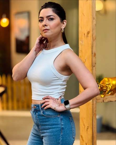 Sonali Kulkarni flaunts her beauty in blue jeans and white tank top on social media