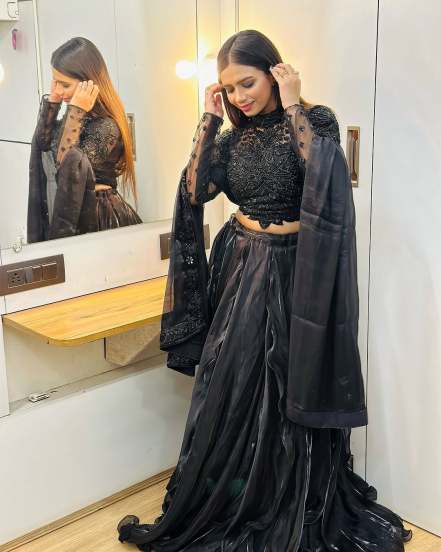 Marathi Singer Sonali Sonawane shares pictures in black lehenga on social media