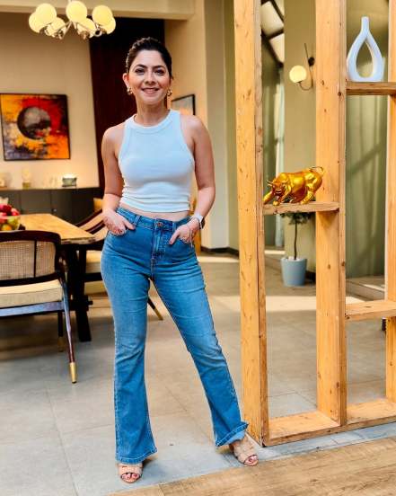 Sonali Kulkarni flaunts her beauty in blue jeans and white tank top on social media