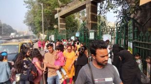 Tourists unaware of public holiday rules crowd in front of Veermata Jijabai Bhosale Park