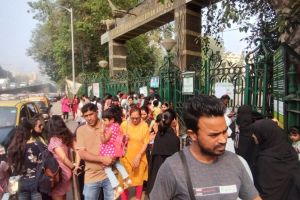 Tourists unaware of public holiday rules crowd in front of Veermata Jijabai Bhosale Park