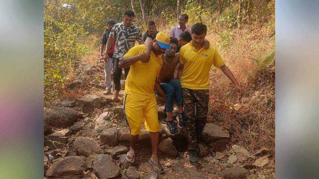 10 youths trapped in Yeoor forest due to bee attack rescued thane news