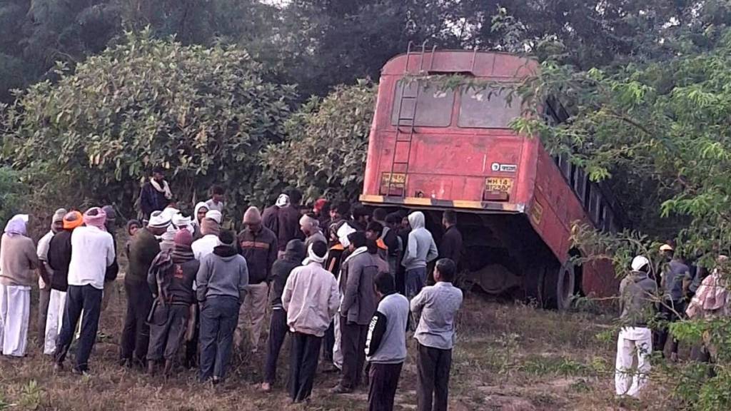 28 passengers injured after bus falls into a pothole in Jalgaon district