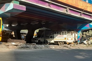 illegal parking under flyover thane