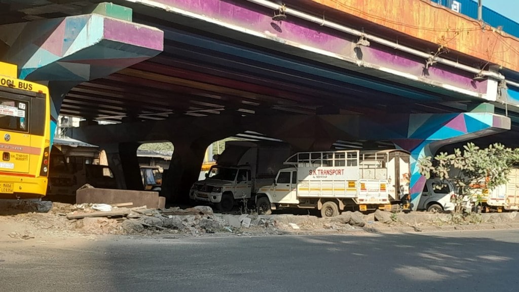 illegal parking under flyover thane