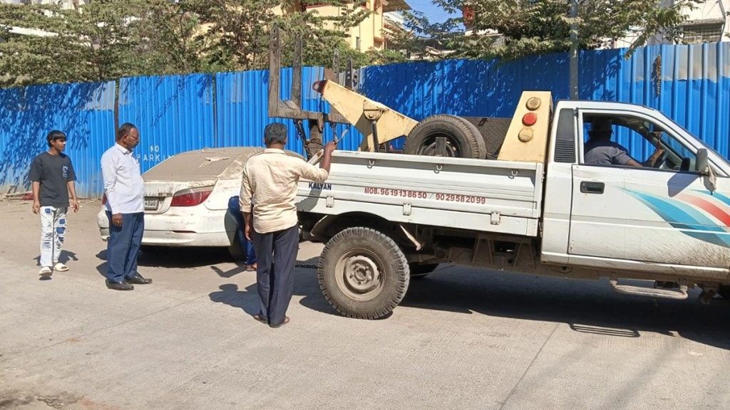 ulhasnagar Abandoned vehicles removed from main roads