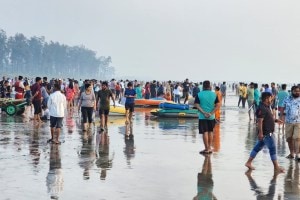 raigad beaches crowded with tourists