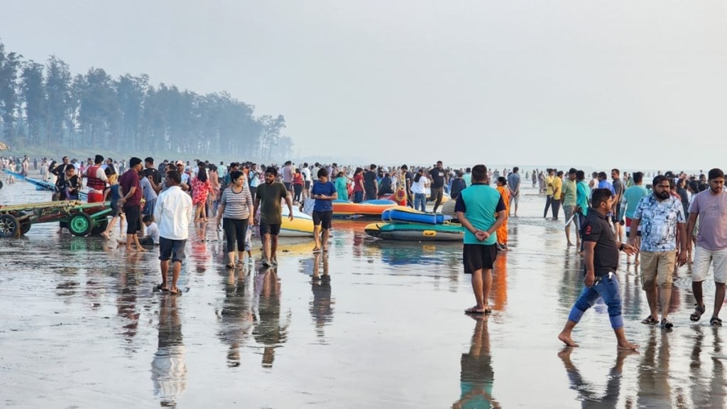 raigad beaches crowded with tourists