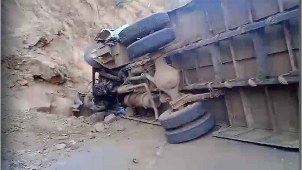 Nandurbar bus overturned marathi news