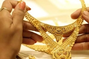 gold from woman dead body s neck was stolen