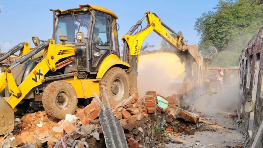 municipality removed 125 construction that were obstructing Titwala-Shilphata bypass road