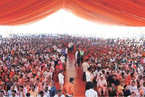 huge crowd cheering during maharashtra cm swearing in ceremony