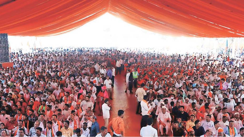 huge crowd cheering during maharashtra cm swearing in ceremony