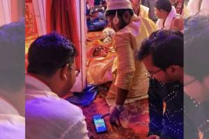 groom was spotted playing ludo on a smartphone