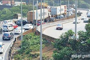 holiday rush leads to traffic congestion on highway in maharashtra