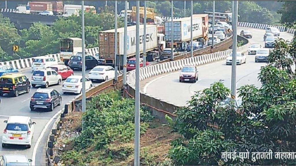 holiday rush leads to traffic congestion on highway in maharashtra