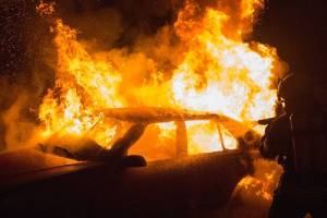 husband sets car on fire wife dies