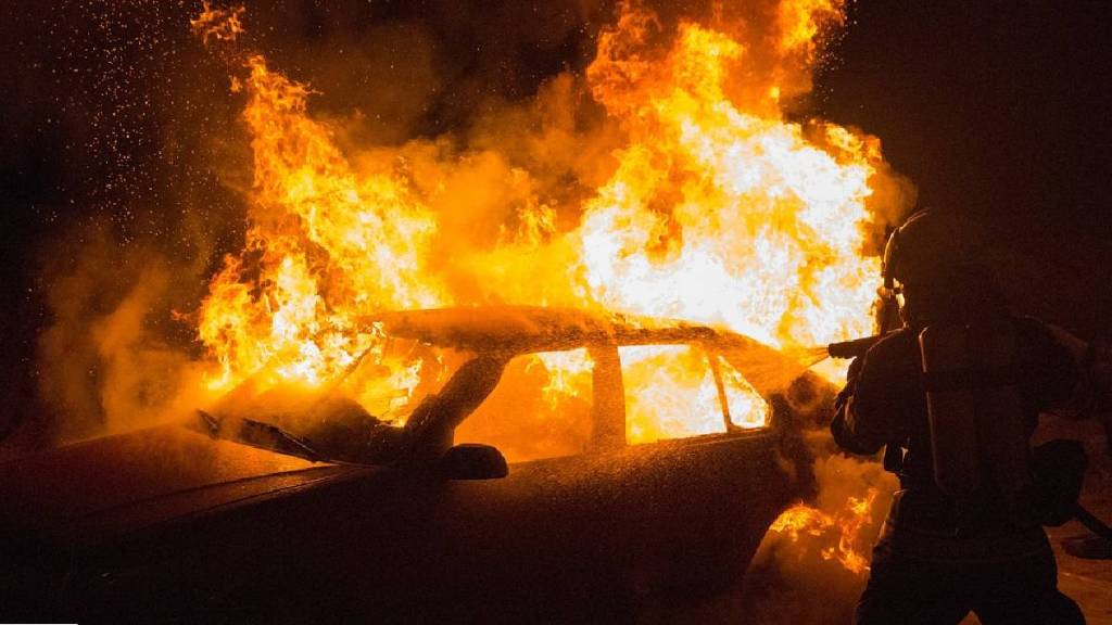 husband sets car on fire wife dies