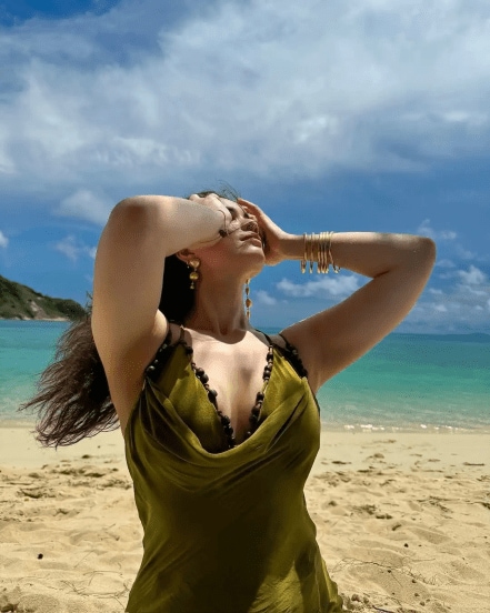 sara tendulkar beach photoshoot