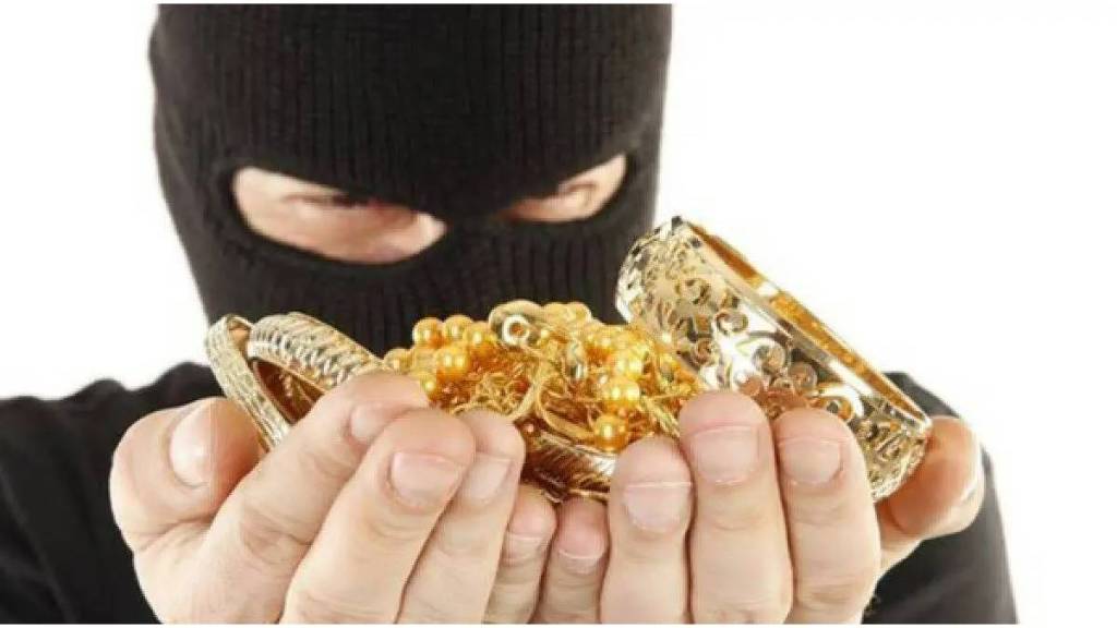 Jewelry worth five lakhs stolen from a bungalow in Navi Peth Pune news