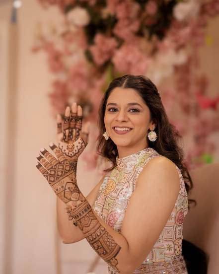 aai kuthe kay karte fame actress kaumudi walokar mehendi ceremony