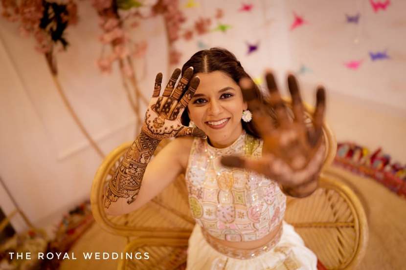 aai kuthe kay karte fame actress kaumudi walokar mehendi ceremony