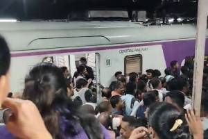 confusion among passengers after badlapur local departing from thane replaced with csmt local train