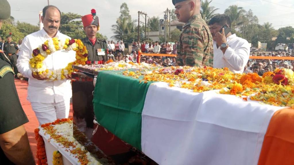 martyred soldier shubham ghadge cremated news in marathi