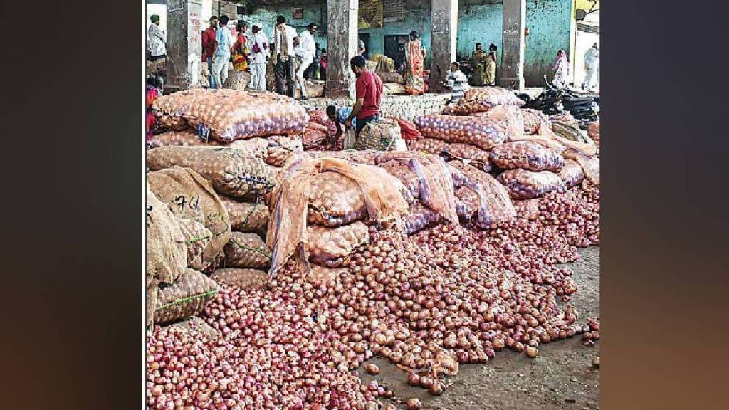 Onion prices drop by Rs 1500 per quintal in four days