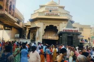 devotees crowd in pandharpur due to christmas holidays