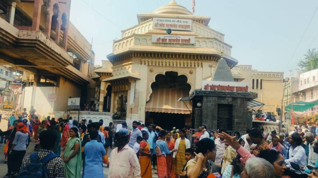 devotees crowd in pandharpur due to christmas holidays