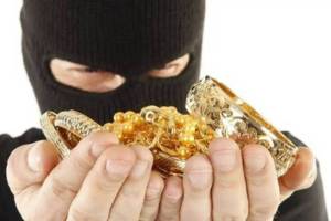 jewellery worth rs 2 crore robbed at gunpoint in jewelers shops in mahalaxmi