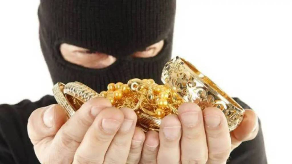 jewellery worth rs 2 crore robbed at gunpoint in jewelers shops in mahalaxmi