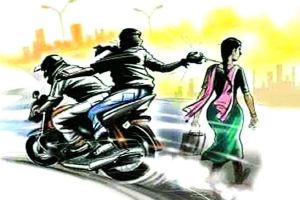 thieves run away after pulling womans mangalsutra on Murbad Road in Kalyan