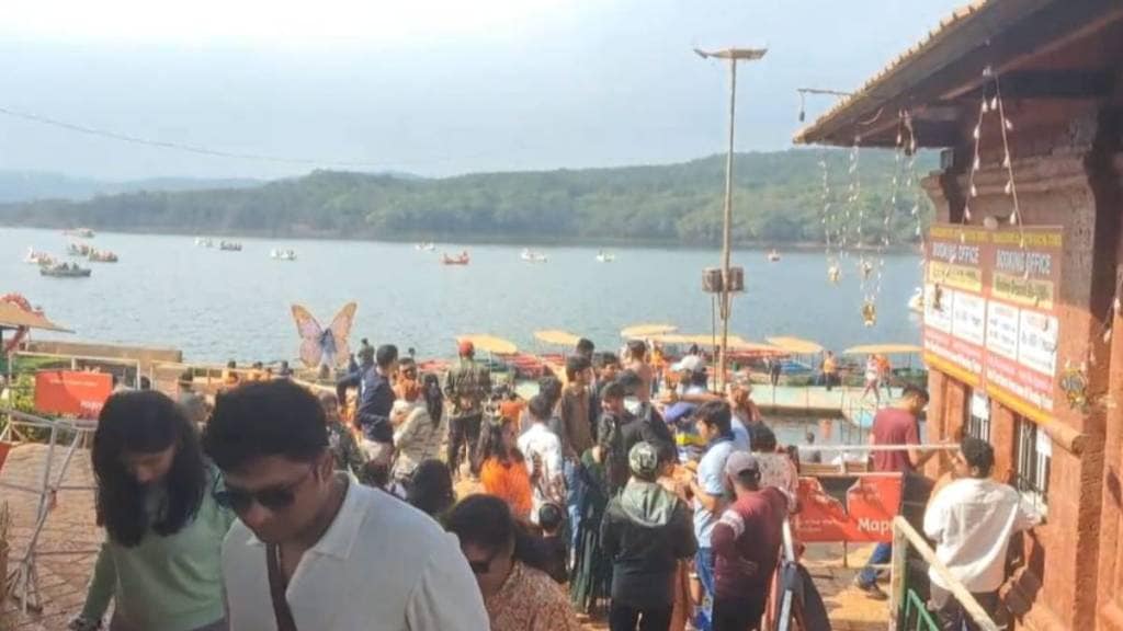 Tourists pour in at Mahabaleshwar for new year celebration