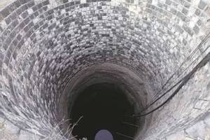 villagers rescue accused as well as cop falls into well In sangamner taluka