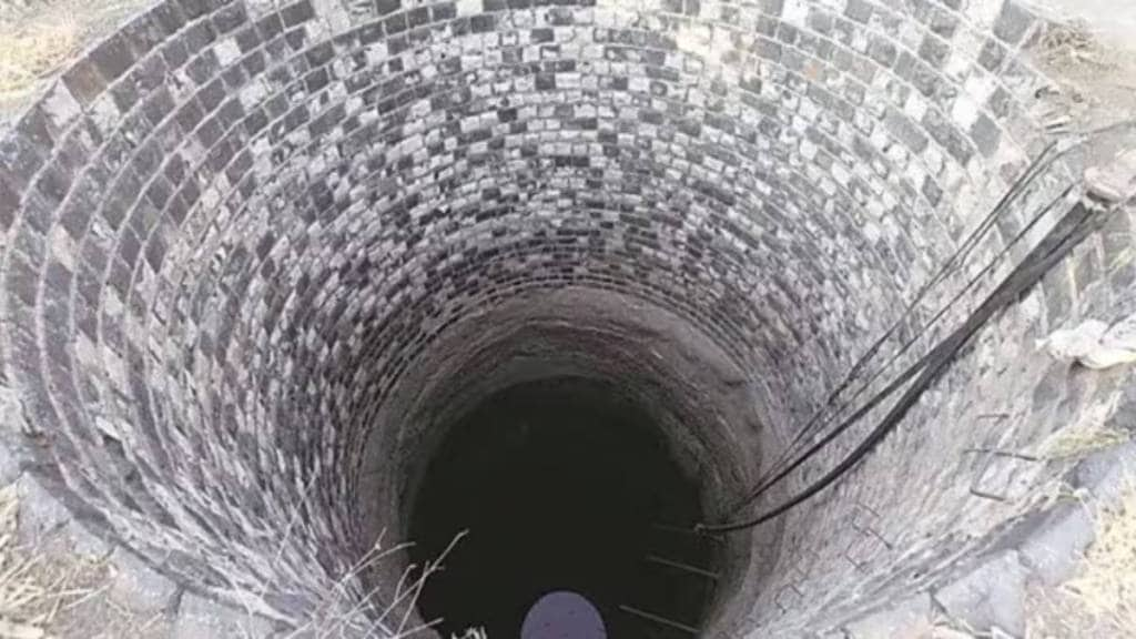 villagers rescue accused as well as cop falls into well In sangamner taluka