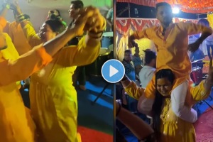 Husband wife video wife lifted her husband on shoulders in haldi video viral on social media