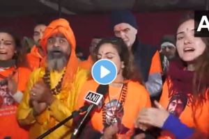 MahaKumbh Mela 2025 : A group of foreign devotees sing Om Jai Jagdish Hare bhajan