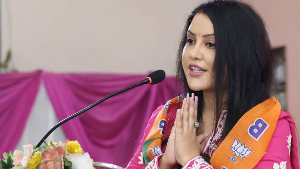 Amruta Fadnavis Marathi Ukhana