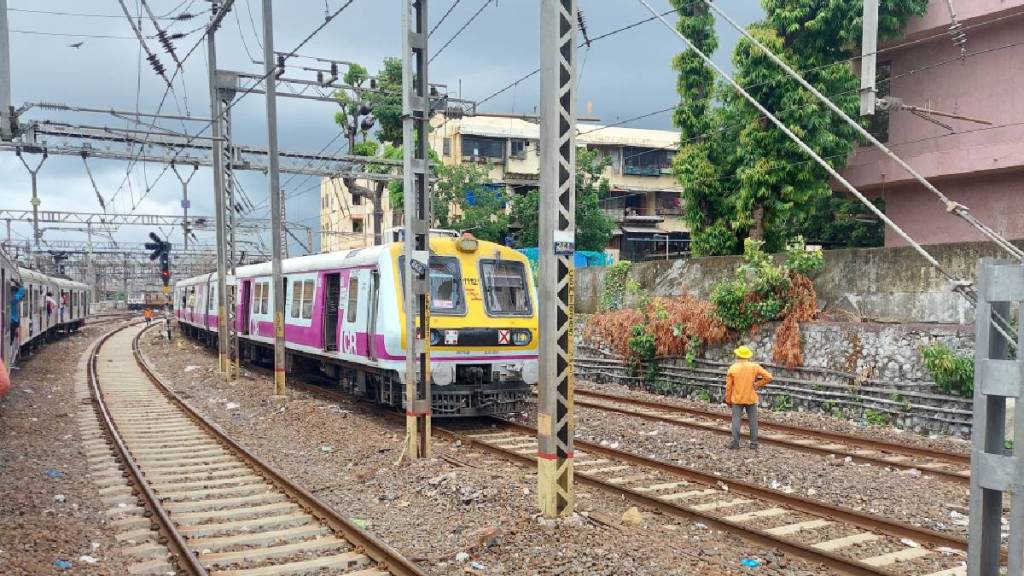 Mumbai tuesday 28th january central railway harbour railway Trains delayed