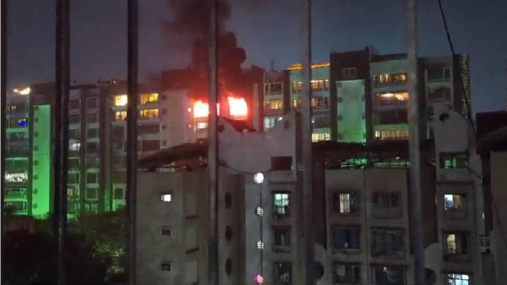 Massive fire breaks out in 13 floor building in Andheri Mumbai