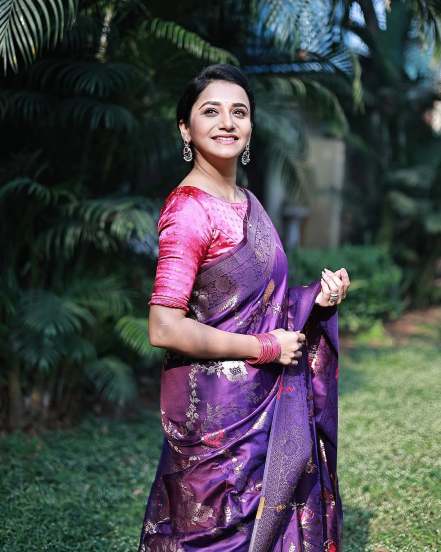 Jui Gadkari Purple Saree Look